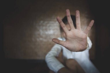 Kadınlar avuç içini kaldırır, kadınlara yönelik şiddeti ve cinsel istismarı durdurur.
