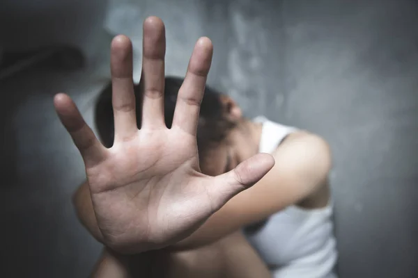 Nő felemelte a kezét lebeszélni, ne szexuális bántalmazás és a nemi erőszak C — Stock Fotó