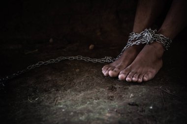 Umutsuz insanlar karanlık bir hücrede. İnsan kaçakçılığı, dur Abu