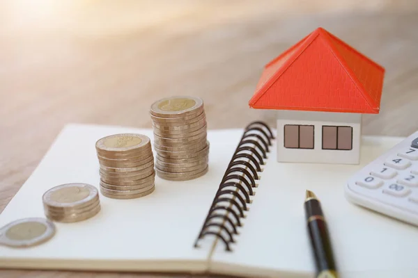 Planejamento de poupança de dinheiro de moedas para comprar uma casa, conceito para suporte — Fotografia de Stock