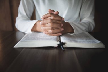 Dini genç kadın sabah Tanrı 'ya dua, spirtuality