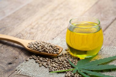  Ahşap masada kenevir tohumu ve kenevir yağı. Tahtadaki kenevir tohumları.