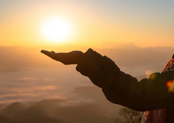 El sol en la mano de una mujer. Silueta de mano sosteniendo el sol, Oración —  Fotos de Stock