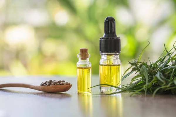 CBD productos de cáñamo aceite, cannabis medicinal con extracto de aceite en un —  Fotos de Stock