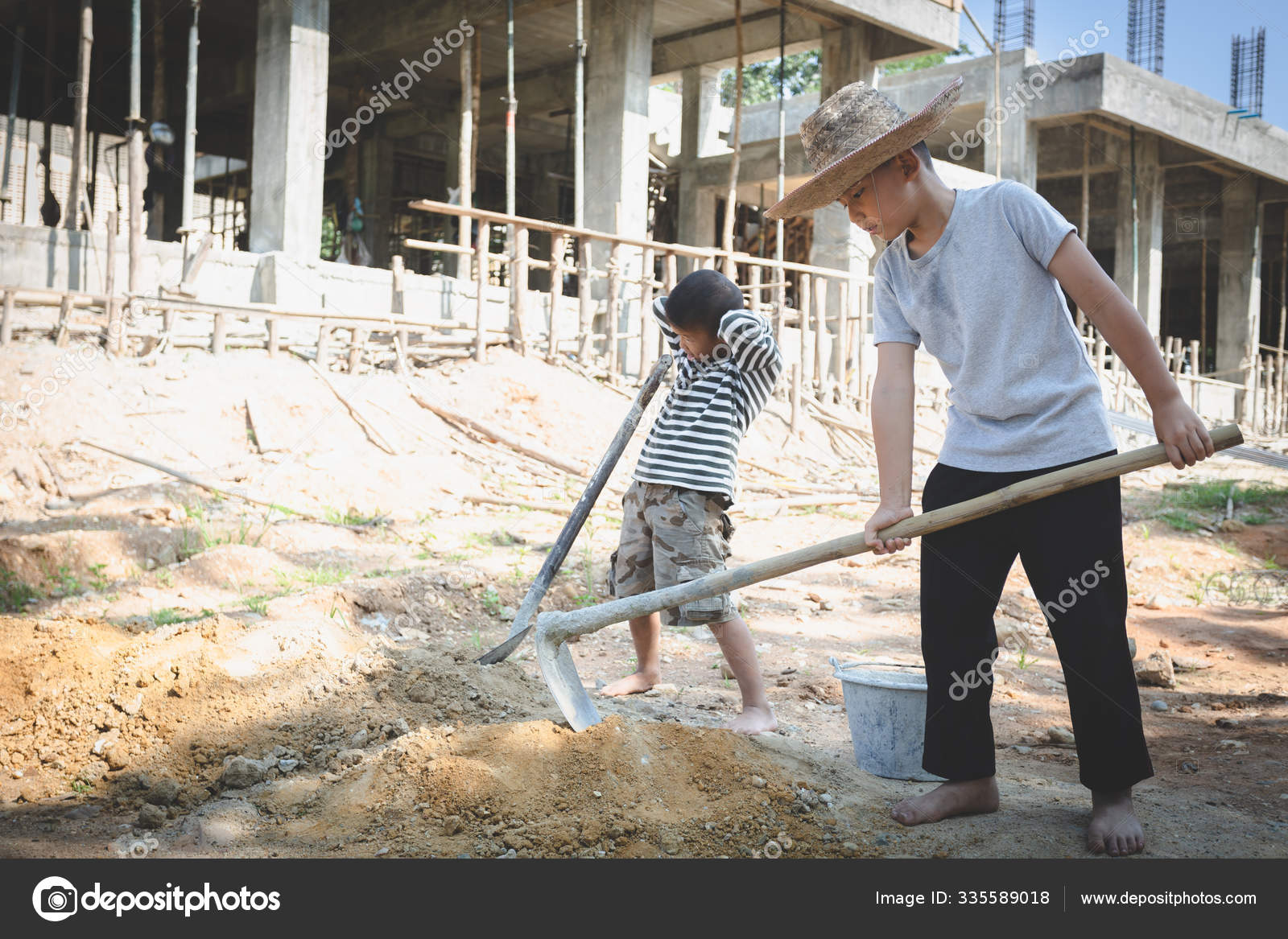 贫困与童工的概念，从事童工劳动的儿童——图库图片© Tinnakorn #335589018