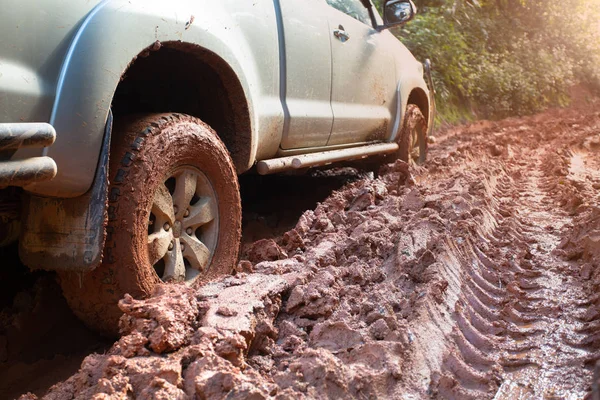 Vuile offroad auto, SUV bedekt met modder op het platteland weg, van — Stockfoto