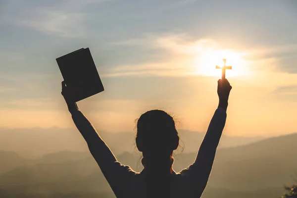 Een vrouw bidt tot God op de berg. Biddende handen met fa — Stockfoto