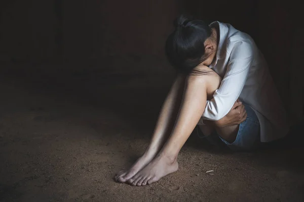 Mujer asiática sola y asustada, concepto de trata de personas.Depresión —  Fotos de Stock