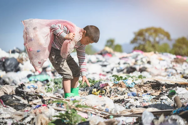 Los niños pobres recogen basura para la venta debido a la pobreza, basura — Foto de Stock