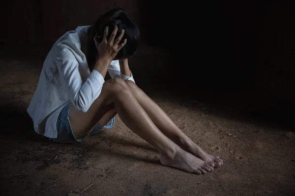 Ung deprimerad kvinna, inhemska och våldtäkt våld, slagna och rap — Stockfoto