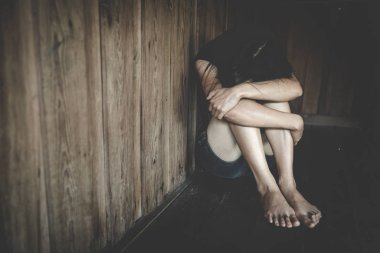 Kadınlar yüzlerini korkuyla kapatırlar. Cinsel tacizi bırak ve...