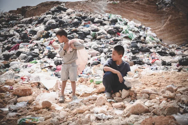 一个贫穷的男孩正在收集垃圾从一个垃圾填埋场 — 图库照片
