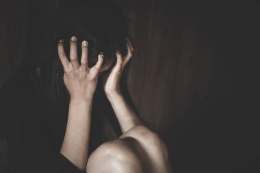 Yüzlerini saklayan bir kadın. Kadına karşı şiddet kavramı. Depresif t