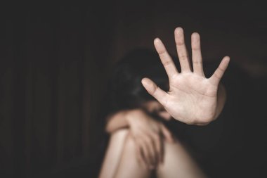 kadın caydırmak için elini kaldırdı, kampanya tekrar şiddeti durdurmak
