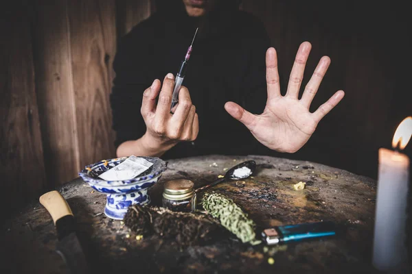 Las manos humanas en el fondo oscuro, Detener el concepto de adicción a las drogas, Hacer —  Fotos de Stock
