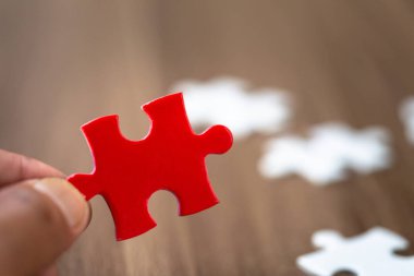 İnsan elleri kelime problemi ve çözümü ile kırmızı yapboz tutuyor. S
