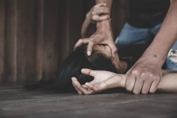 Man physically abusing his girlfriend, help victim of domestic v — Stock Photo, Image