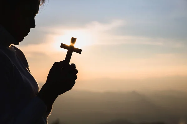 Una mujer está orando a Dios en la montaña. Manos orando con fa — Foto de Stock