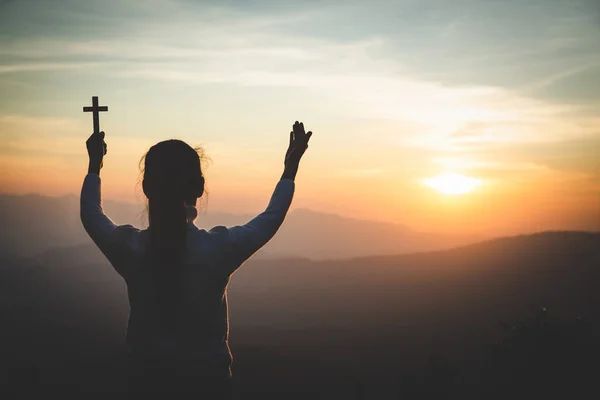 Una mujer está orando a Dios en la montaña. Manos orando con fa — Foto de Stock