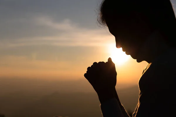 Mujer Reza por la bendición de Dios para desear tener una vida mejor. mendicidad — Foto de Stock