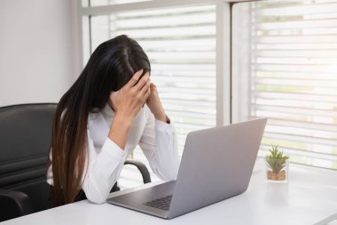 Having baş ağrısı çalışırken dizüstü bilgisayar kullanan bir iş kadını. Vurguladı ve depresif kız, ahşap Tabl, otururken ona kafa, duygu ağrı dokunmadan iş başarısızlık kavramı