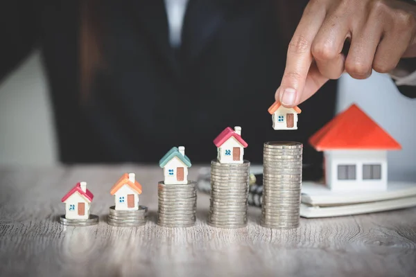 Mano Mujer Poniendo Modelo Casa Pila Monedas Concepto Escalera Propiedad — Foto de Stock