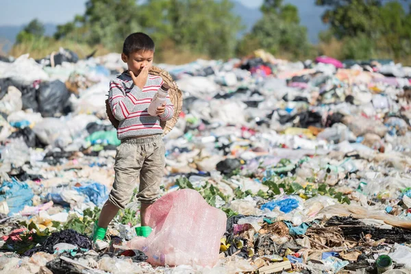 Szegény Gyerekek Gyűjtik Válogatják Össze Hulladékot Eladásra Szegénység Környezet Fogalmát — Stock Fotó