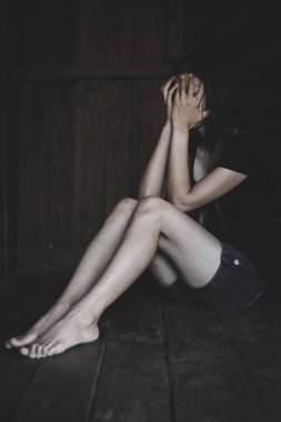 Yüzünü saklayan bir kadın. Kadınlara karşı şiddet. Depresyonda olan genç kız el ele tutuşuyor, üzgün genç kadının zihinsel sorunları var..