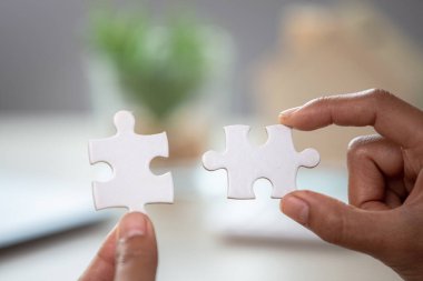 İş kadını çift bulmaca parçası bağlanmaya çalışıyor. Dernek ve bağlantı sembolü. İş stratejisi kavramı
