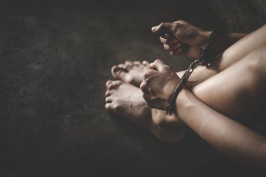 Elleri kelepçeli bir kadın. Kadın şiddeti ve istismar konsepti. İnsan kaçakçılığı. Kadınlara karşı şiddeti durdurun. Uluslararası Kadınlar Günü. 