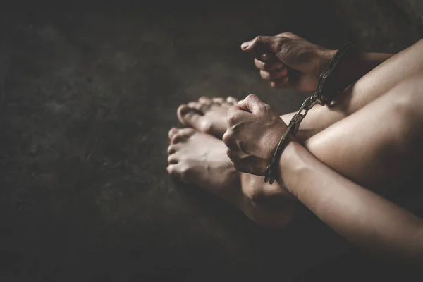 手錠をかけられた女の手 女性の暴力と虐待の概念 人身売買だ 女性に対する暴力を止めなさい 国際女性デー — ストック写真