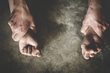 Tecavüz ve cinsel istismar konsepti için el ele tutuşan erkek eli, aile içi şiddet tecavüz, cinsel saldırı, kadına yönelik şiddeti durdurma, insan kaçakçılığı