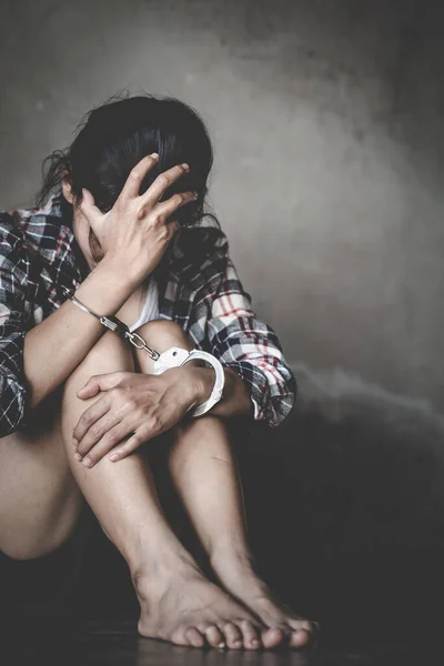 Frauenhände Handschellen Stoppt Gewalt Gegen Frauen Menschenhandel Internationaler Frauentag — Stockfoto