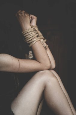 İnsan kaçakçılığı kurbanlarının kaçırıldığı iple elleri bağlanmış. Kötü muamele ve işkence konsepti. Kadınlara karşı şiddeti durdurun. Uluslararası Kadınlar Günü. Şiddeti bırak..