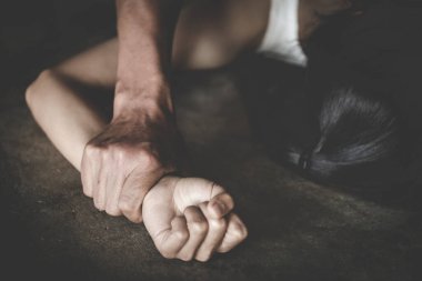 Tecavüz ve cinsel taciz konsepti için el ele tutuşan bir erkek, aile içi şiddet, cinsel saldırı konsepti, Uluslararası Kadınlar Günü
