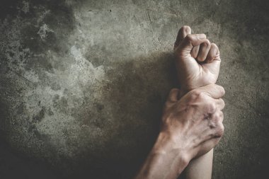 Tecavüz ve cinsel istismar, kaçakçılıkla mücadele ve kadınlara yönelik şiddeti durdurma suçlarından kadınların ellerini tutan erkeklerin yakınına.