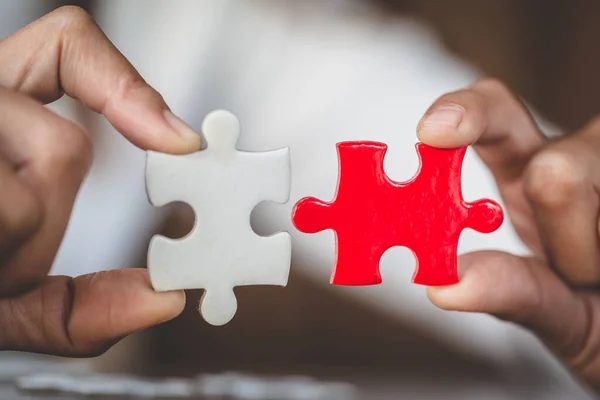 Zwei Hände Des Geschäftsmannes Ein Paar Puzzleteile Verbinden Symbol Der — Stockfoto