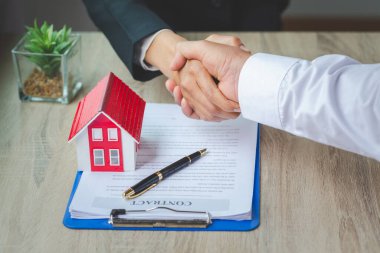 Emlakçı sözleşme imza sonra müşteri ile el sıkışma, İş Bir Sözleşme Satın Alma İmza - ev satmak, Kiralık Ev kavramı.
