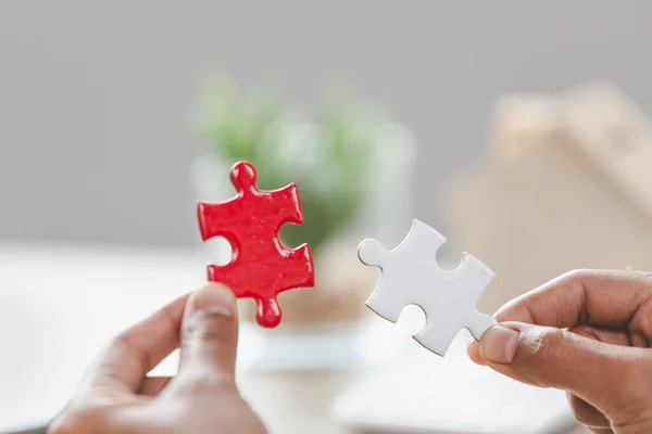 Jigsaw Połączenie Między Białym Czerwonym Puzzle Układanki Układanki Ręce Przedsiębiorcy — Zdjęcie stockowe