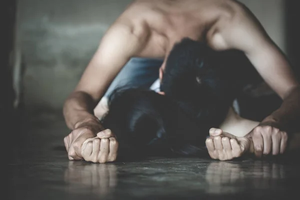 Mano Dell Uomo Che Tiene Mano Una Donna Stupro Abuso — Foto Stock