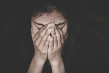 Çaresizlik mağduru yardım bekliyor, kadınlara yönelik cinsel taciz ve şiddete son verin, tecavüz ve cinsel taciz kavramına son verin..