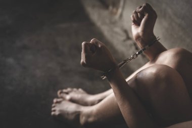 Elleri kelepçeli bir kadın. Kadın şiddeti ve istismar konsepti. İnsan kaçakçılığı. Kadınlara karşı şiddeti durdurun. Uluslararası Kadınlar Günü. 