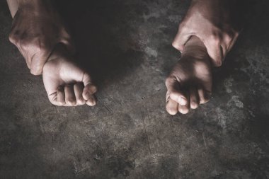 Tecavüz ve cinsel taciz konsepti için el ele tutuşan bir erkek, aile içi şiddet, cinsel saldırı konsepti, Uluslararası Kadınlar Günü