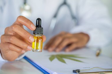 Doktor el ele tutuşup hastaya tıbbi marihuana ve yağ ikram edecek. Yasal hafif ilaç reçetesi, alternatif ilaç ya da ilaç, tıp konsepti. Cbd yağ keneviri.