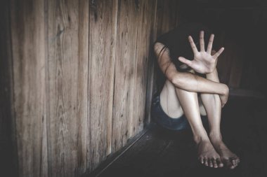 Kadınlara yönelik cinsel taciz ve şiddeti, tecavüz ve cinsel istismar kavramını, el hareketini, uyuşturucuyu, insan hakları ihlallerini, insan kaçakçılığını durdurun..