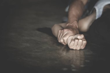 Tecavüz ve cinsel taciz konsepti için el ele tutuşan bir erkek, aile içi şiddet, cinsel saldırı konsepti, Uluslararası Kadınlar Günü