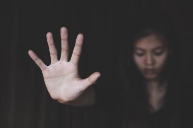 Kadın şiddeti ve istismar konsepti. Kadınlara yönelik şiddeti, insan kaçakçılığını durdurun. Kadınlara yönelik cinsel taciz ve tecavüz kavramını. İnsan hakları ihlalleri. Uluslararası Kadınlar Günü.