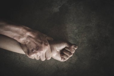  Tecavüz ve cinsel tacizden bir kadının elini tutan bir adam. Tecavüz ve cinsel istismar kavramı için eller. Cinsel taciz bir sorun veya sosyal konular konseptidir.