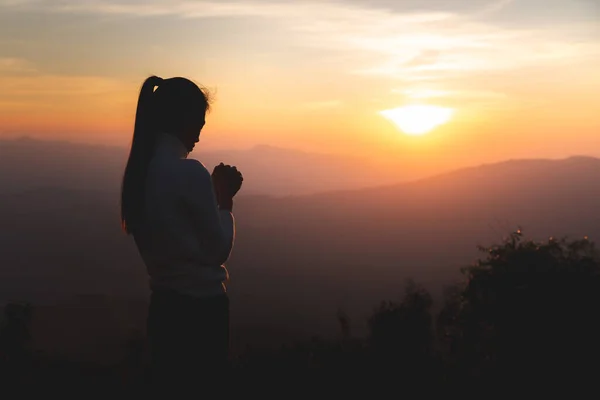 Güneş Doğarken Christian Religion Kavramı Arka Plan Tanrı Dua Genç — Stok fotoğraf