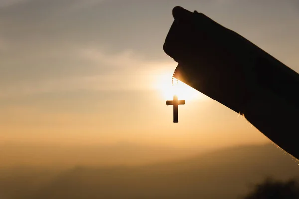 Ανθρώπινα Χέρια Προσεύχονται Στο Θεό Κρατώντας Ένα Σύμβολο Σταυρό Φωτεινή — Φωτογραφία Αρχείου